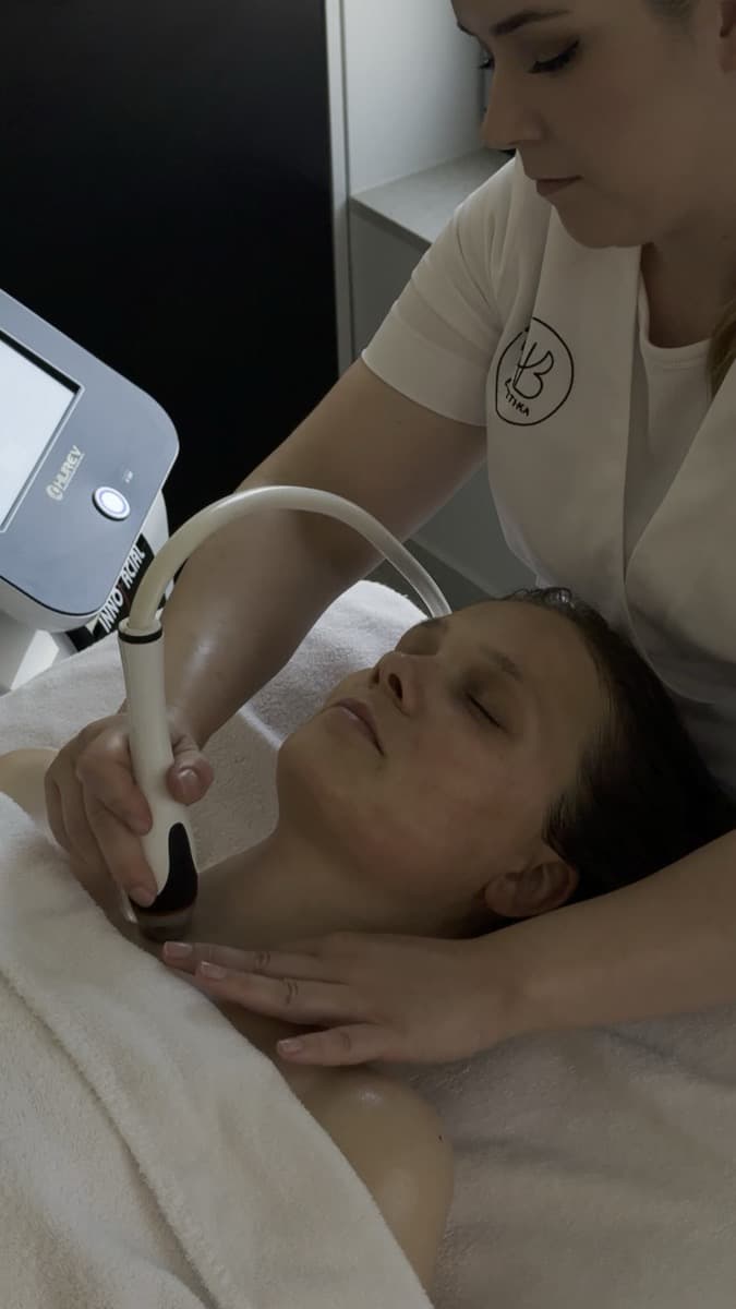 AquaPeel InnoFacial tretma pri kozmetičarki Anji v salonu AB Estetika